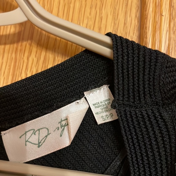 Black short sleeve mini dress with ruffled bottom - Picture 4 of 4